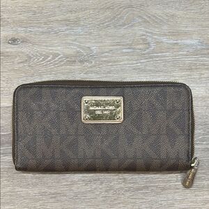 8616.6 Michael Kors Dark Brown Zip Wallet